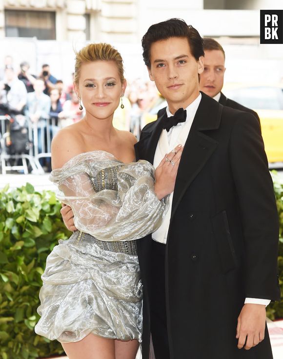 De "Riverdale": Lili Reinhart conta que achava a voz de Cole Sprouse irritante no início