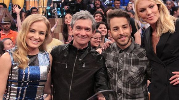 Sandy & Jr, Angélica, É o Tchan e Skank se apresentam no "Altas Horas"