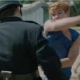 Em "Riverdale": Archie (KJ Apa) apanha de policiais na prisão