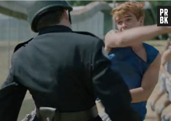 Em "Riverdale": Archie (KJ Apa) apanha de policiais na prisão