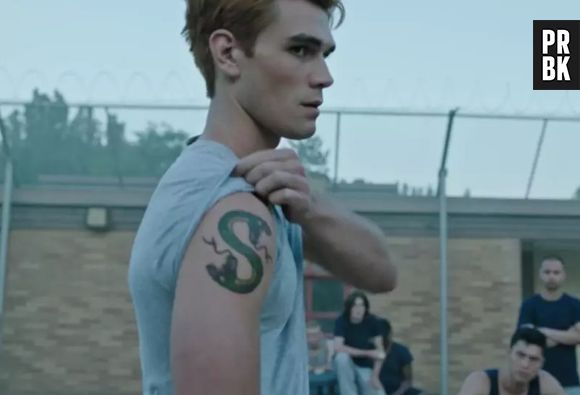 Em "Riverdale": Archie (KJ Apa) tem que provar sua lealdade aos Serpentes esfaqueando um dos Ghoulies