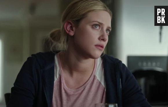 Em "Riverdale": Betty (Lili Reinhart) e Jughead (Cole Sprouse) descobrem novas pistas sobre seita e ritual