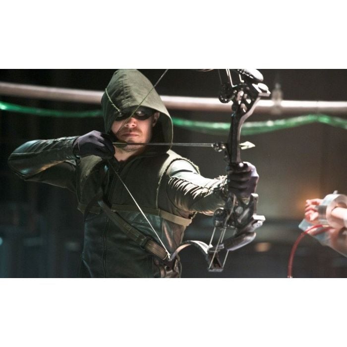 Oliver Queen (Stephen Amell) e Barry Allen (Grant Gustin) aparecem de uniformes trocados em novo pôster do crossover &quot;Elseworlds&quot;