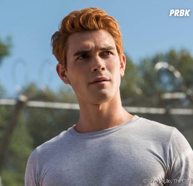 De "Riverdale", KJ Apa não aguenta mais fazer tantas mudanças no cabelo