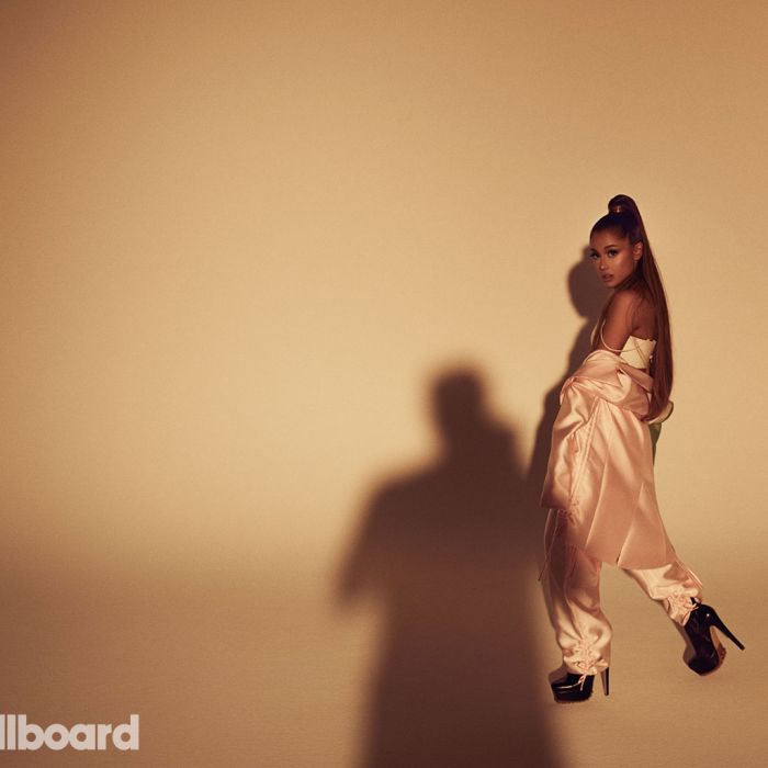Após rumores de que o quinto álbum sai dia 25 de janeiro, Ariana Grande lança disco de vinil