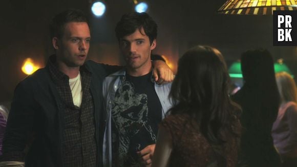 Patrick J. Adams, estrela de "Suits", já esteve em "Pretty Little Liars" para uma participação especial 