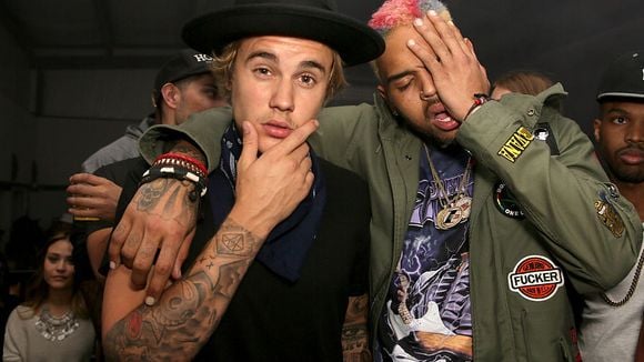 Justin Bieber resolveu demonstrar apoio a Chris Brown e provou que é ótimo em passar pano!