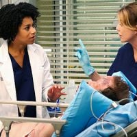 Em "Grey's Anatomy": Kelly McCreary comenta a relação de Meredith e Meggie