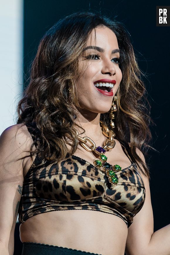 Anitta não está ligando para as inseguranças!