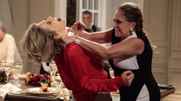 Em "Amor à Vida", Edith vai tomar uma surra de Pilar na mansão dos Khoury!