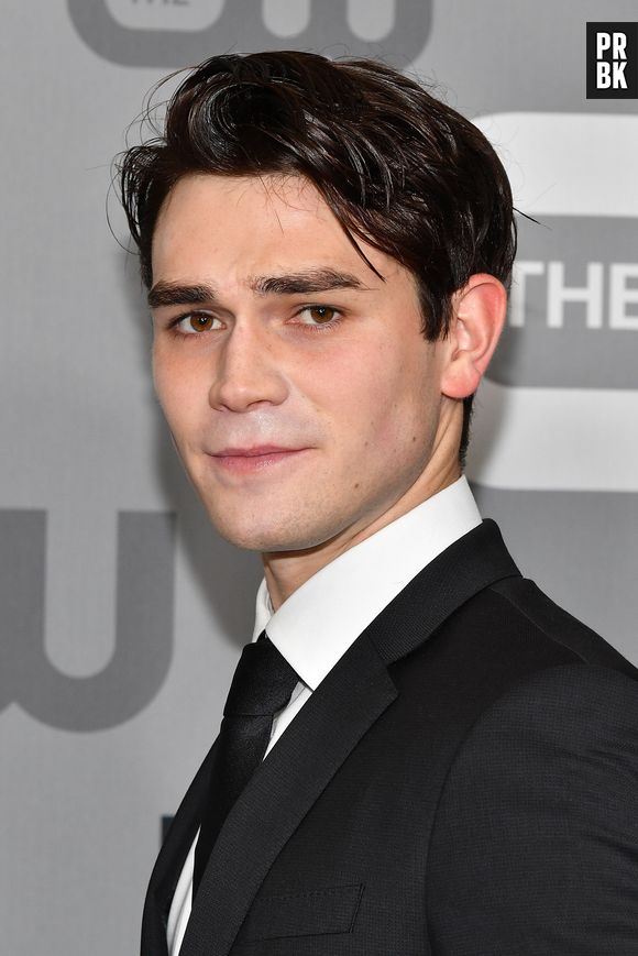 KJ Apa, de "Riverdale", volta a se dedicar à carreira musical