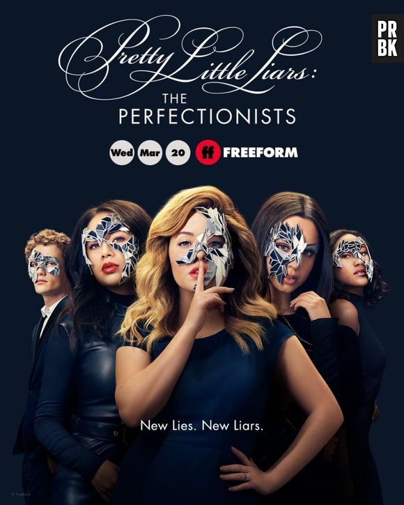 Em "Pretty Little Liars: The Perfectionists", Alison (Sasha Pieterse) e Aria (Lucy Hale) conversam por mensagens e descobrimos que a morena teve uma filha