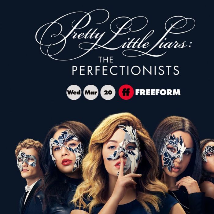 Em &quot;Pretty Little Liars: The Perfectionists&quot;, Alison (Sasha Pieterse) e Aria (Lucy Hale) conversam por mensagens e descobrimos que a morena teve uma filha
