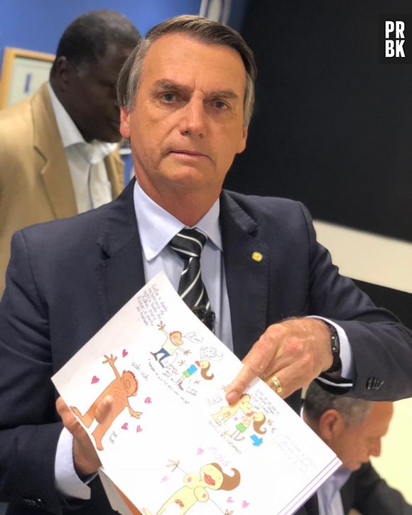 Jair Bolsonaro declara fim de horário de verão ainda este ano e internet reage com memes