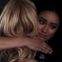 Você é shipper de Emily e Alison? Então, se prepare para essa revelação de "PLL: The Perfectionists"