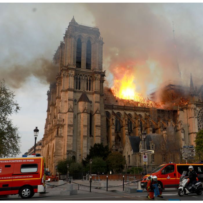 Grave incêndio acaba com Catedral de Notre-Dame nesta segunda-feira (15)