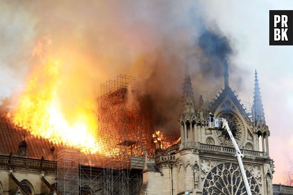 Incêndio destrói Catedral de Notre-Dame, em Paris, nesta segunda-feira (15)