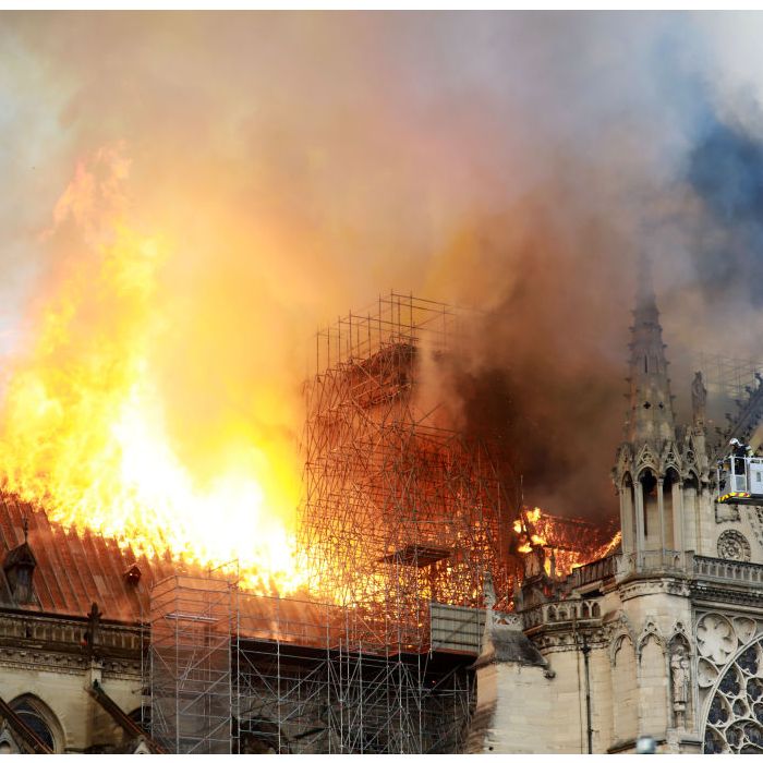 Incêndio destrói Catedral de Notre-Dame, em Paris, nesta segunda-feira (15)