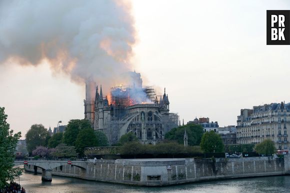 Assim como Museu Nacional, Catedral de Notre-Dame sofre incêndio nesta segunda-feira (15), em Paris