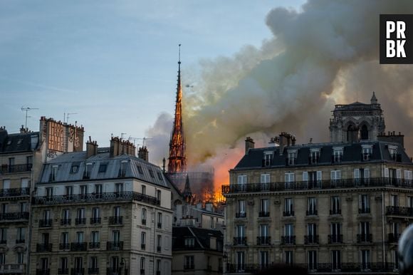 Catedral de Notre-Dame pega fogo nesta segunda-feira (15) e mundo todo repercute a notícia