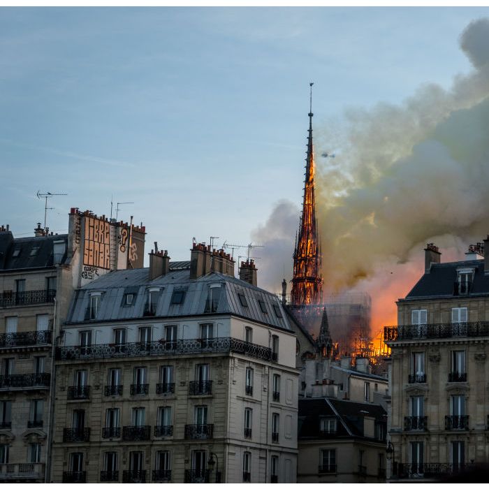 Catedral de Notre-Dame pega fogo nesta segunda-feira (15) e mundo todo repercute a notícia