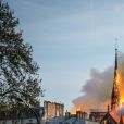 Incêndio acaba com a Catedral de Notre-Dame, em Paris, nesta segunda-feira (15)