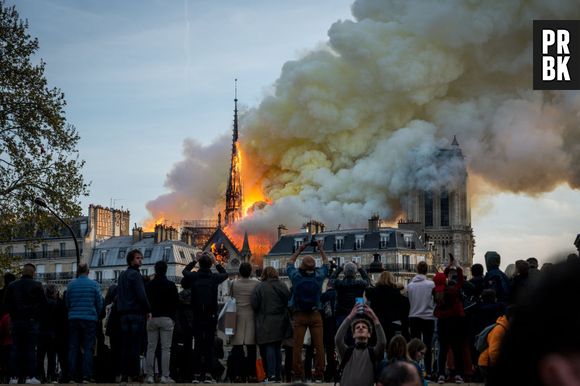 Incêndio acaba com a Catedral de Notre-Dame, em Paris, nesta segunda-feira (15)