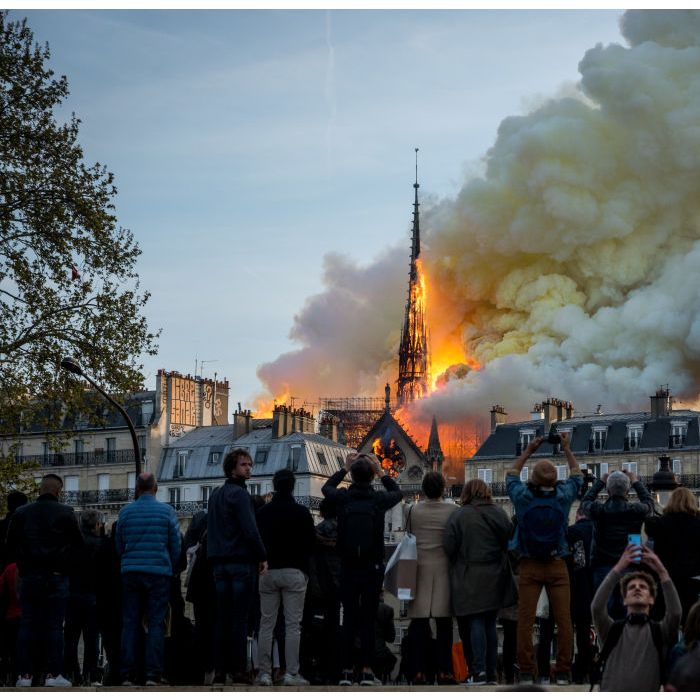 Incêndio acaba com a Catedral de Notre-Dame, em Paris, nesta segunda-feira (15)