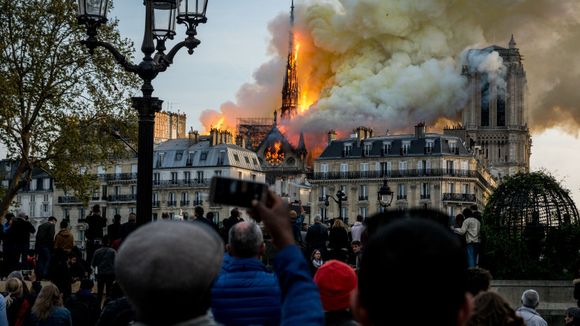 2019 precisa acabar! Catedral de Notre-Dame pega fogo e brasileiros relembram Museu Nacional