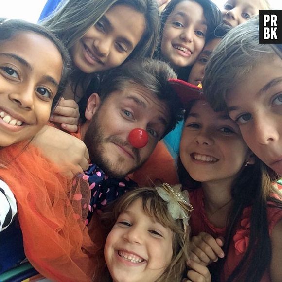 Olha que fofa a selfie do Klebber Toledo com as crianças nos bastidores da novela "Império"!