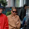 Kendall Jenner acariciou barriga de Hailey e surgiram boatos sobre gravidez de Justin Bieber