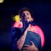 Louis Tomlinson mostra clipe com tom mais íntimo todo feito em preto e branco para a música "Two of Us"