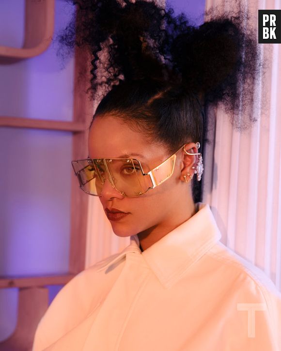 Rihanna é a capa da Revista T, encarte do jornal americano The New York Times, e conta detalhes sobre seu novo álbum