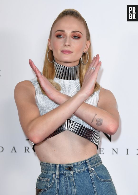 Uma simples franja mudou muito o rosto da Sophie Turner, né?