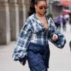 "Vá comprar Fenty Beauty em paz, mana. Com amor, Rihanna", escreveu a cantora em cartão-presente para SZA