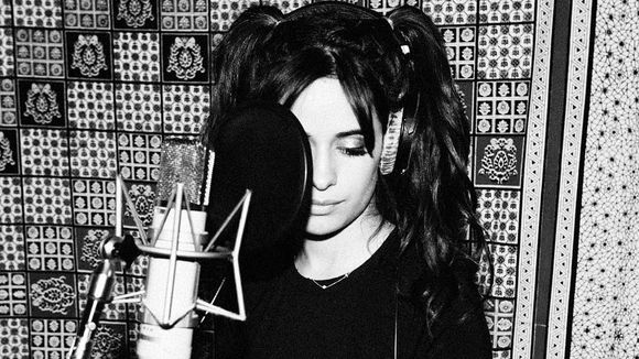 Parece que Camila Cabello está chegando com uma tempestade de novidades!