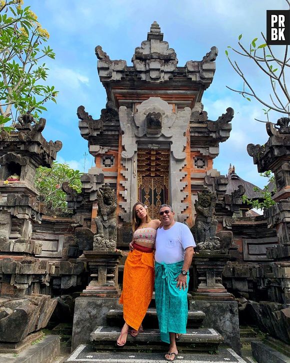 Anitta levou o pai para curtir férias na Indonésia também