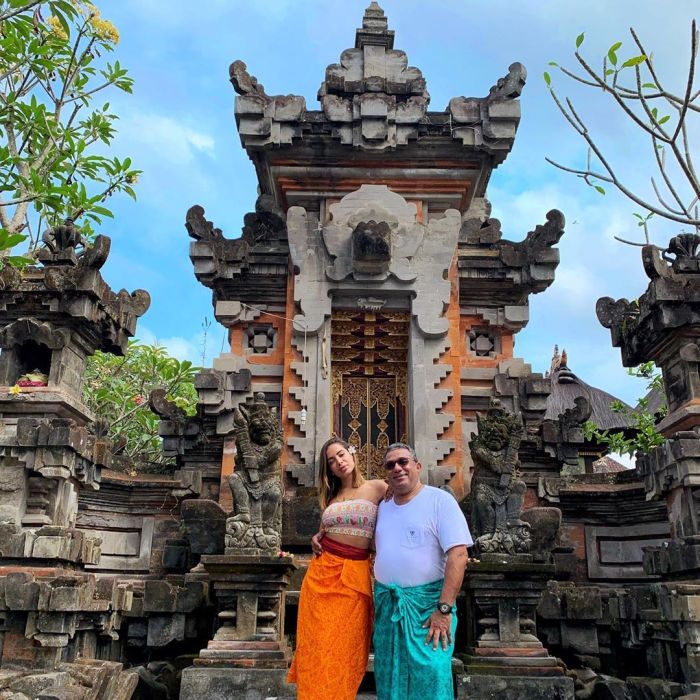 Anitta levou o pai para curtir férias na Indonésia também