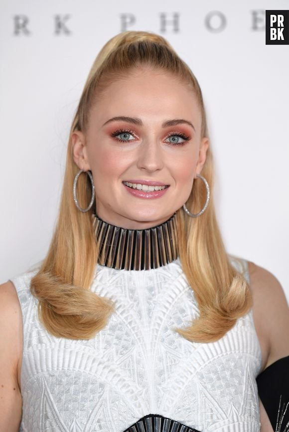 Sophie Turner diz que comprou um isqueiro só para se aproximar de Matthew Perry, de "Friends"