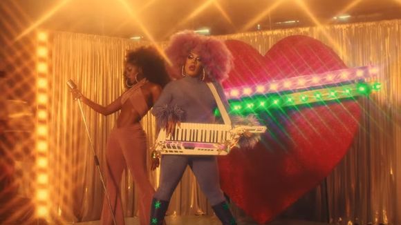 Gloria Groove e IZA estão simplesmente maravilhosas no videoclipe de "YoYo"