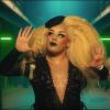 Gloria Groove está toda trabalhada no lacre em "YoYo", sua parceria com a IZA