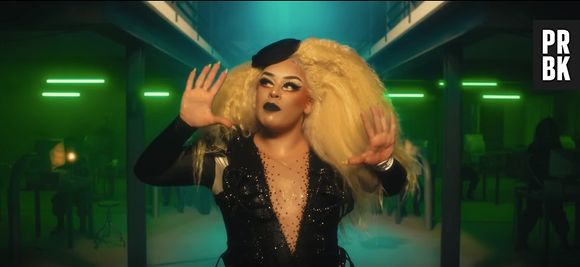 Gloria Groove está toda trabalhada no lacre em "YoYo", sua parceria com a IZA