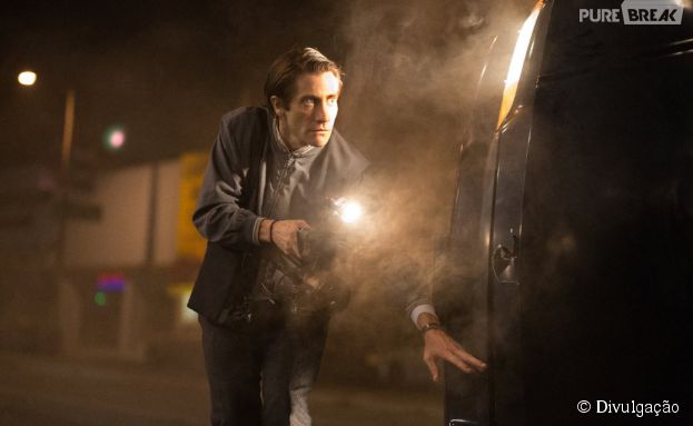 Jake Gyllenhaal interpreta um jovem que mergulha no submundo do jornalismo criminal independente de Los Angeles