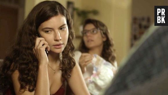 De "Malhação": Rita (Alanis Guillen) tenta descobrir porque Mari (Duda Reis) quer que alguém conhecido adote André