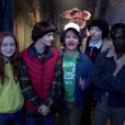 "Stranger Things": Millie Bobby Brown se reúne com elenco para dar susto em fãs da série