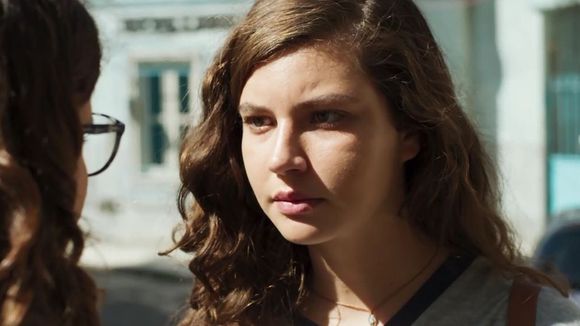 Rita está pensando em fugir com a filha em "Malhação" e deixa Raíssa preocupada