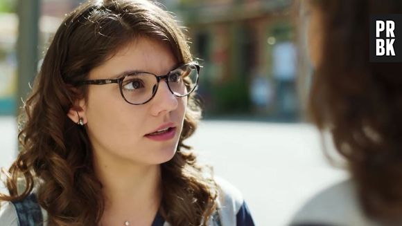 Em "Malhação": Rita (Alanis Guillen) diz para Raíssa (Dora de Assis) que está pensando em fugir com a filha