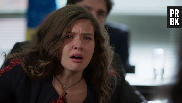 Em "Malhação": Rita (Alanis Guillen) se desespera ao ouvir mentiras de Dona Isaura (Anja Bittencourt) em audiência