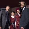 Dean (Jensen Ackles) e Sam (Jared Padalecki) posam com as responsáveis pela peça em "Supernatural"