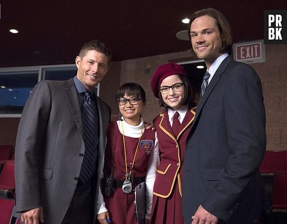 Dean (Jensen Ackles) e Sam (Jared Padalecki) posam com as responsáveis pela peça em "Supernatural"